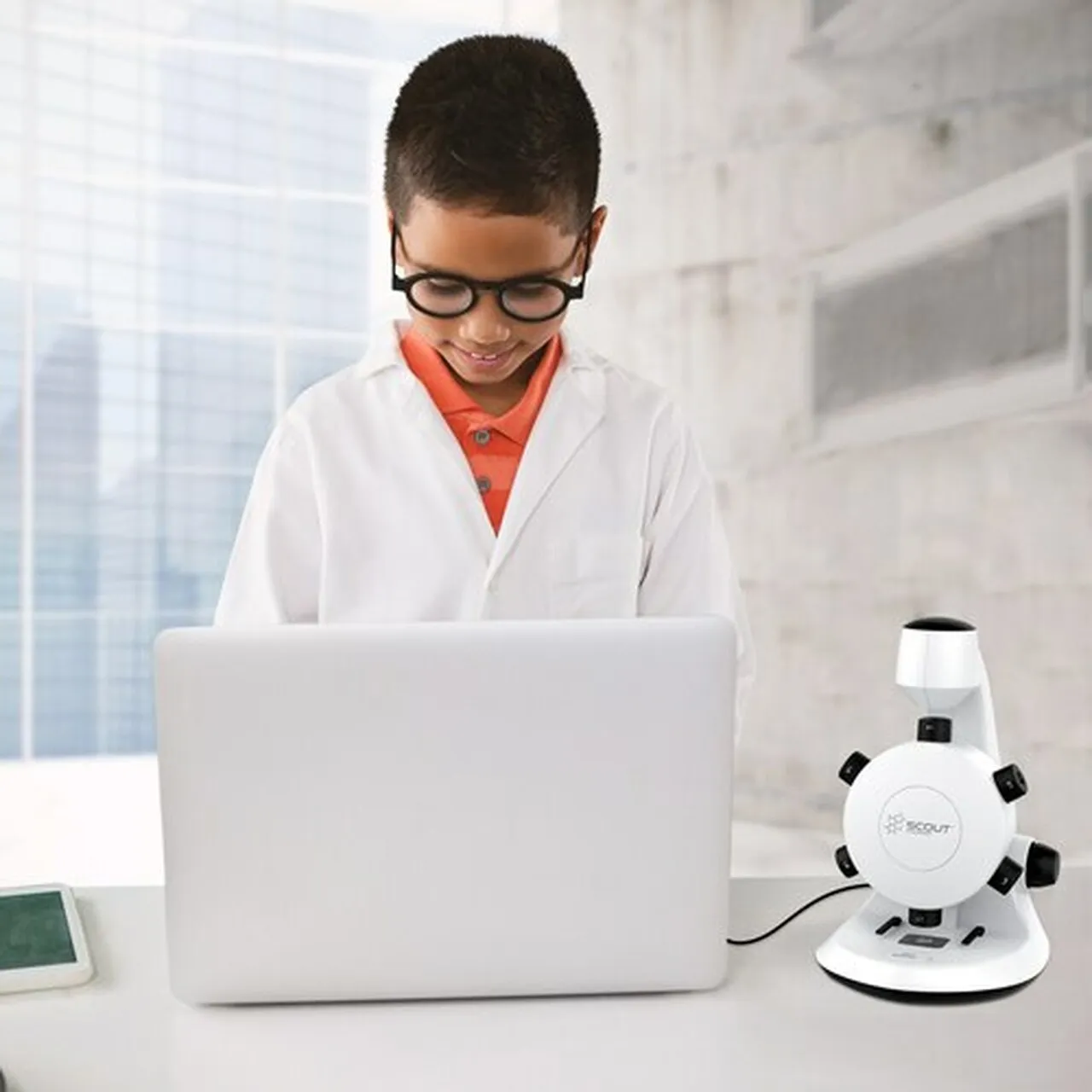 Scout™ Digital STEM Microscope with Six Magnification Lenses